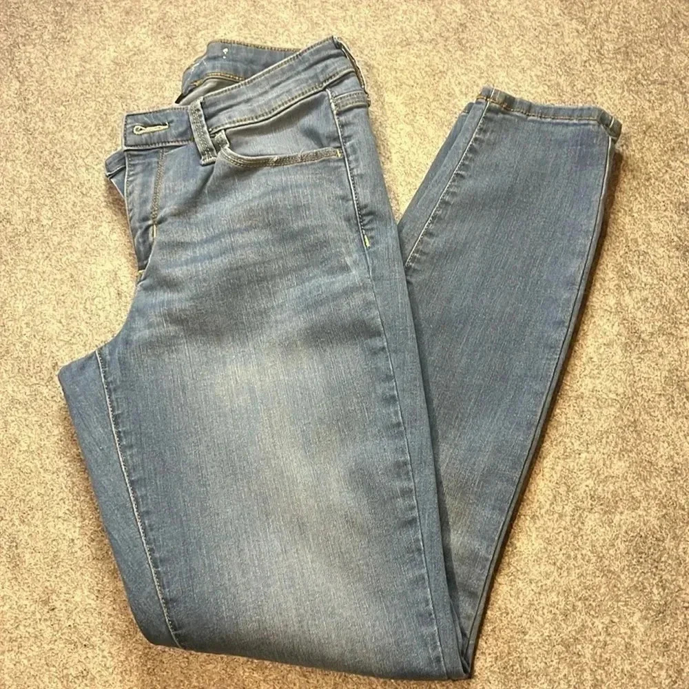 Universal Thread Mid Rise Skinny, Light Wash